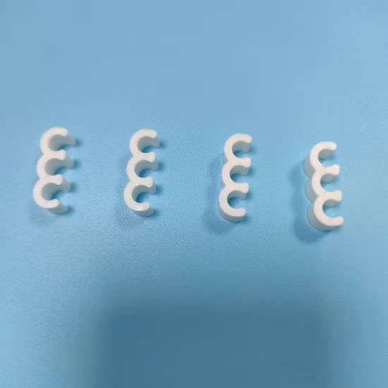 Производитель пресс-форм производит многоместные литьевые формы для небольших пластиковых корпусов.